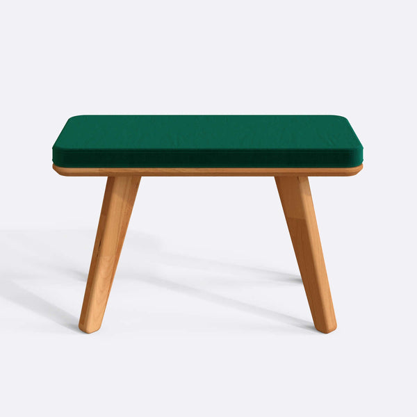 Han Bench 80 x 38 cm, zümrüt kadife döşeme, masif kayın gövde, beyaz zeminde önden stüdyo çekimi