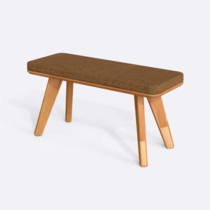 Han Bench 100 x 38 cm, badem keten döşeme, masif kayın gövde, beyaz zeminde üç çeyrek açıdan çekim