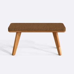 Han Bench 100 x 38 cm, badem keten döşeme, masif kayın gövde, beyaz zeminde önden stüdyo çekimi