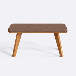 Han Bench 100 x 38 cm, kahve keten döşeme, masif kayın gövde, beyaz zeminde önden stüdyo çekimi