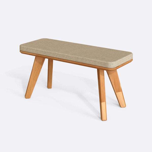 Han Bench 100 x 38 cm, kum keten döşeme, masif kayın gövde, beyaz zeminde üç çeyrek açıdan çekim