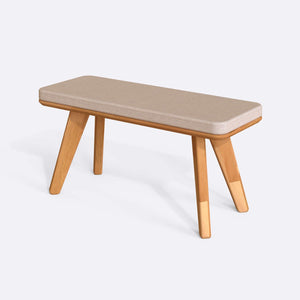 Han Bench 100 x 38 cm, ekru keten döşeme, masif kayın gövde, beyaz zeminde üç çeyrek açıdan çekim