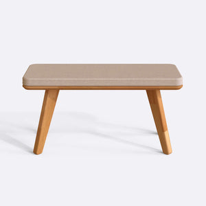 Han Bench 100 x 38 cm, ekru keten döşeme, masif kayın gövde, beyaz zeminde önden stüdyo çekimi