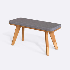 Han Bench 100 x 38 cm, gri keten döşeme, masif kayın gövde, beyaz zeminde üç çeyrek açıdan çekim