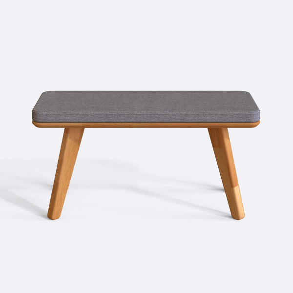 Han Bench 100 x 38 cm, gri keten döşeme, masif kayın gövde, beyaz zeminde önden stüdyo çekimi