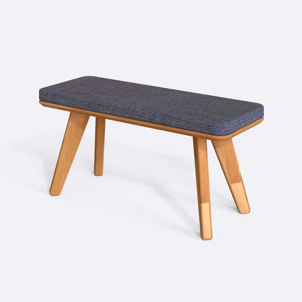 Han Bench 100 x 38 cm, kül keten döşeme, masif kayın gövde, beyaz zeminde üç çeyrek açıdan çekim