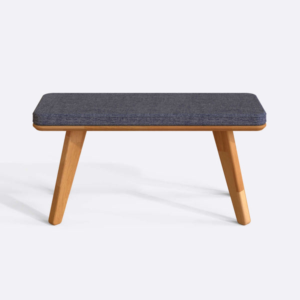 Han Bench 100 x 38 cm, kül keten döşeme, masif kayın gövde, beyaz zeminde önden stüdyo çekimi