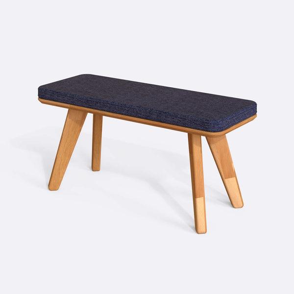 Han Bench 100 x 38 cm, lacivert keten döşeme, masif kayın gövde, beyaz zeminde üç çeyrek açıdan çekim