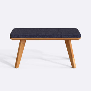 Han Bench 100 x 38 cm, lacivert keten döşeme, masif kayın gövde, beyaz zeminde önden stüdyo çekimi