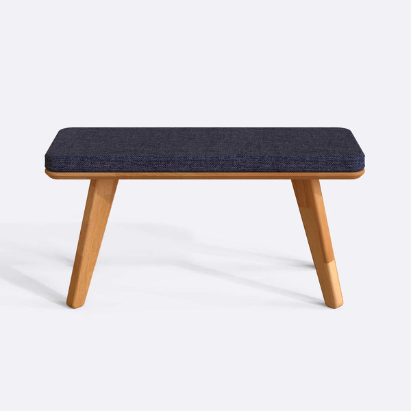 Han Bench 100 x 38 cm, lacivert keten döşeme, masif kayın gövde, beyaz zeminde önden stüdyo çekimi