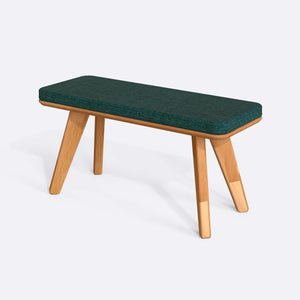 Han Bench 100 x 38 cm, petrol keten döşeme, masif kayın gövde, beyaz zeminde üç çeyrek açıdan çekim