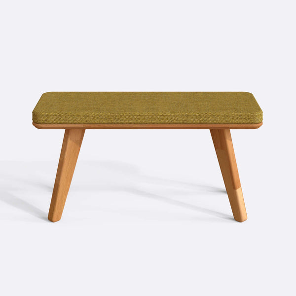 Han Bench 100 x 38 cm, sarı keten döşeme, masif kayın gövde, beyaz zeminde önden stüdyo çekimi