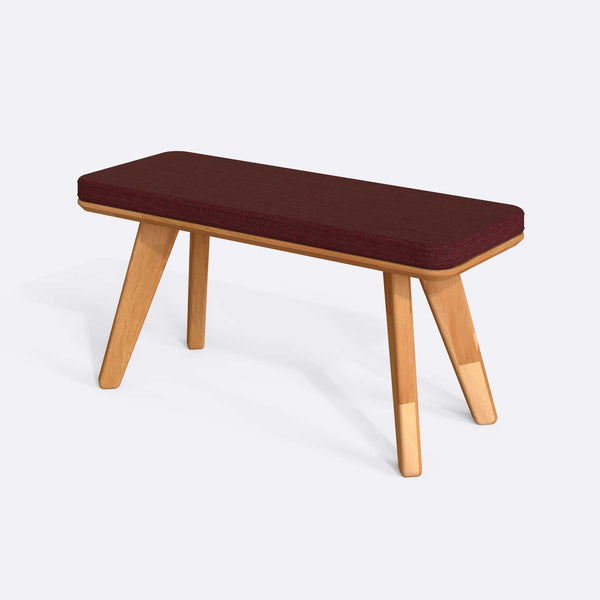 Han Bench 100 x 38 cm, bordo keten döşeme, masif kayın gövde, beyaz zeminde üç çeyrek açıdan çekim