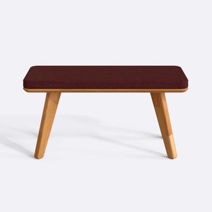 Han Bench 100 x 38 cm, bordo keten döşeme, masif kayın gövde, beyaz zeminde önden stüdyo çekimi