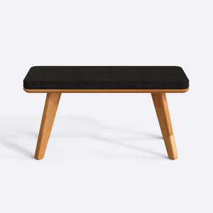 Han Bench 100 x 38 cm, siyah keten döşeme, masif kayın gövde, beyaz zeminde önden stüdyo çekimi