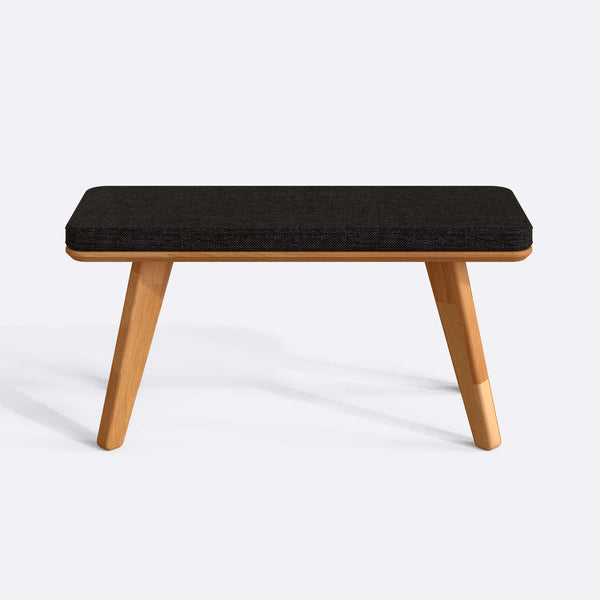 Han Bench 100 x 38 cm, siyah keten döşeme, masif kayın gövde, beyaz zeminde önden stüdyo çekimi