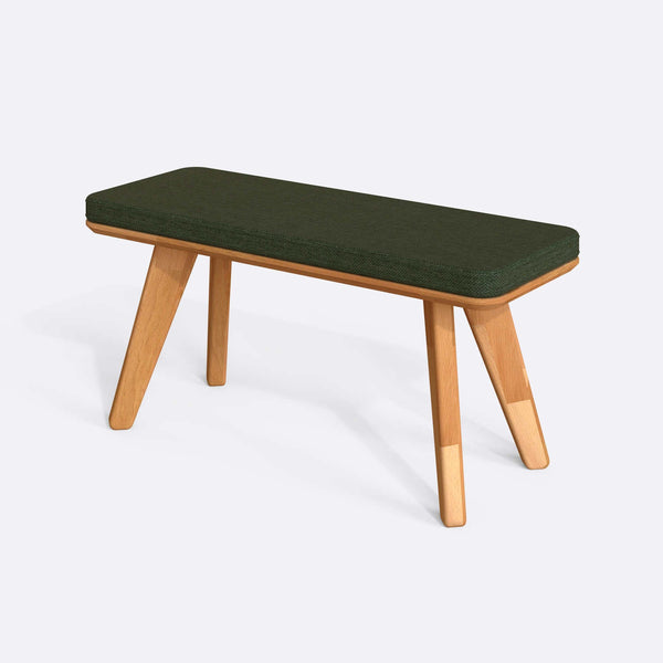 Han Bench 100 x 38 cm, yeşil keten döşeme, masif kayın gövde, beyaz zeminde üç çeyrek açıdan çekim