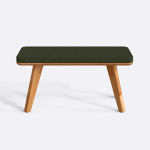 Han Bench 100 x 38 cm, yeşil keten döşeme, masif kayın gövde, beyaz zeminde önden stüdyo çekimi
