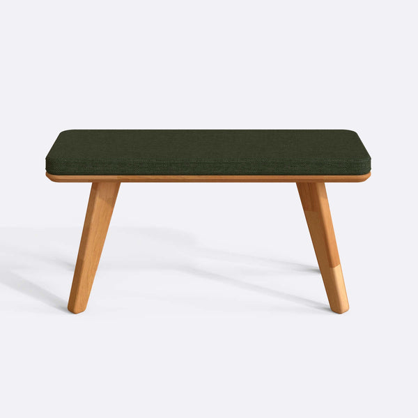 Han Bench 100 x 38 cm, yeşil keten döşeme, masif kayın gövde, beyaz zeminde önden stüdyo çekimi