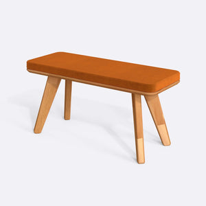 Han Bench 100 x 38 cm, badem kadife döşeme, masif kayın gövde, beyaz zeminde üç çeyrek açıdan çekim
