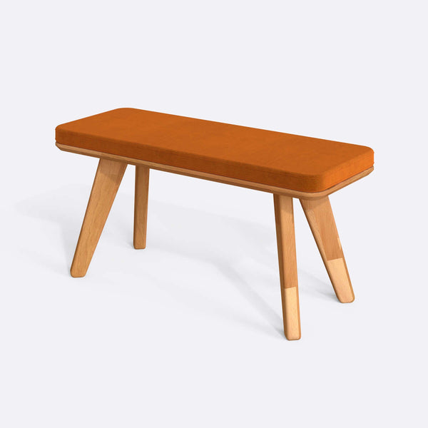 Han Bench 100 x 38 cm, badem kadife döşeme, masif kayın gövde, beyaz zeminde üç çeyrek açıdan çekim