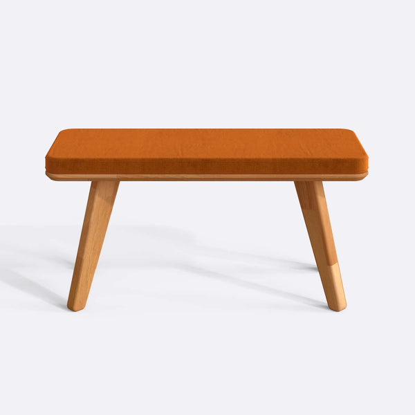 Han Bench 100 x 38 cm, badem kadife döşeme, masif kayın gövde, beyaz zeminde önden stüdyo çekimi