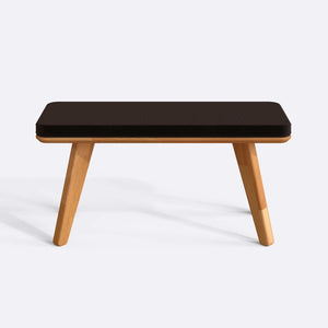 Han Bench 100 x 38 cm, kahve kadife döşeme, masif kayın gövde, beyaz zeminde önden stüdyo çekimi