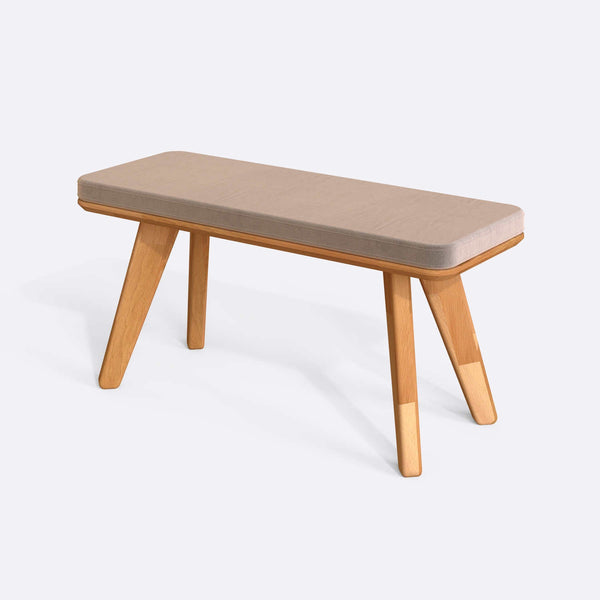 Han Bench 100 x 38 cm, kum kadife döşeme, masif kayın gövde, beyaz zeminde üç çeyrek açıdan çekim