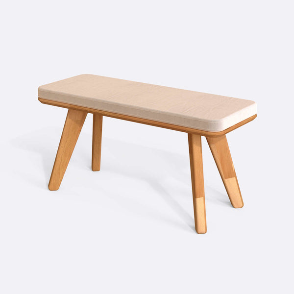 Han Bench 100 x 38 cm, ekru kadife döşeme, masif kayın gövde, beyaz zeminde üç çeyrek açıdan çekim