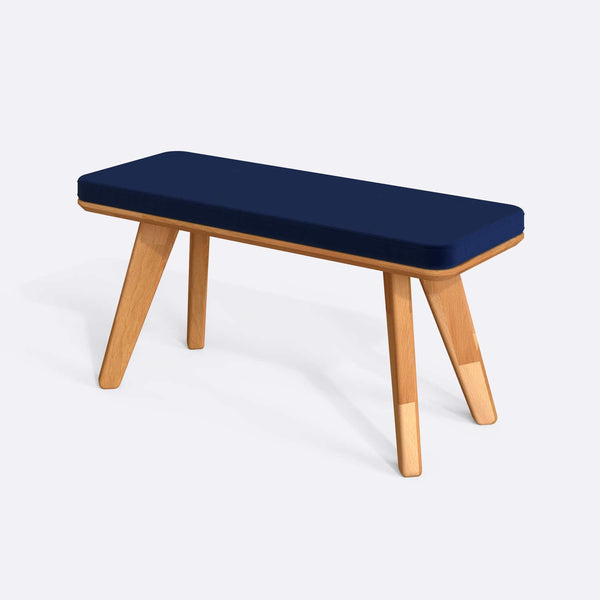 Han Bench 100 x 38 cm, lacivert kadife döşeme, masif kayın gövde, beyaz zeminde üç çeyrek açıdan çekim