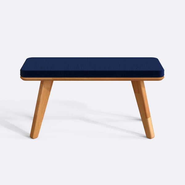 Han Bench 100 x 38 cm, lacivert kadife döşeme, masif kayın gövde, beyaz zeminde önden stüdyo çekimi