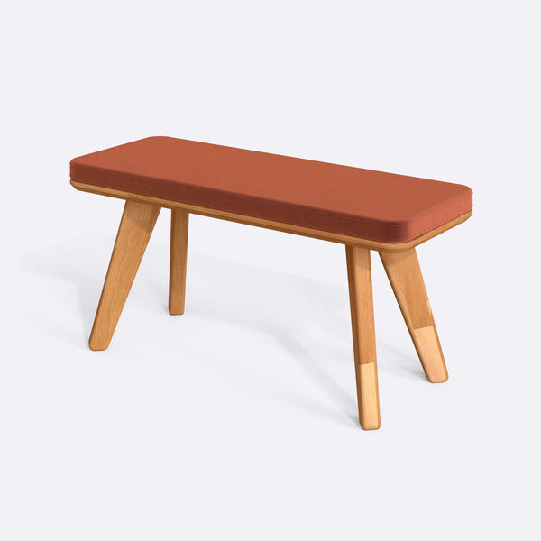 Han Bench 100 x 38 cm, somon kadife döşeme, masif kayın gövde, beyaz zeminde üç çeyrek açıdan çekim