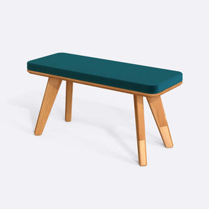 Han Bench 100 x 38 cm, petrol kadife döşeme, masif kayın gövde, beyaz zeminde üç çeyrek açıdan çekim