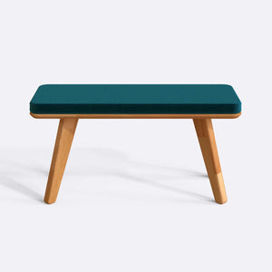 Han Bench 100 x 38 cm, petrol kadife döşeme, masif kayın gövde, beyaz zeminde önden stüdyo çekimi