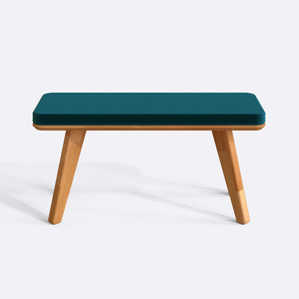 Han Bench 100 x 38 cm, petrol kadife döşeme, masif kayın gövde, beyaz zeminde önden stüdyo çekimi