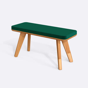 Han Bench 100 x 38 cm, zümrüt kadife döşeme, masif kayın gövde, beyaz zeminde üç çeyrek açıdan çekim