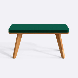 Han Bench 100 x 38 cm, zümrüt kadife döşeme, masif kayın gövde, beyaz zeminde önden stüdyo çekimi