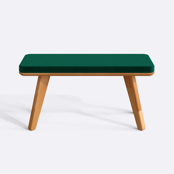 Han Bench 100 x 38 cm, zümrüt kadife döşeme, masif kayın gövde, beyaz zeminde önden stüdyo çekimi