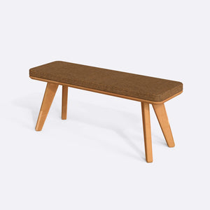 Han Bench 120 x 38, badem keten döşeme, masif kayın gövde, beyaz zeminde üç çeyrek açıdan çekim