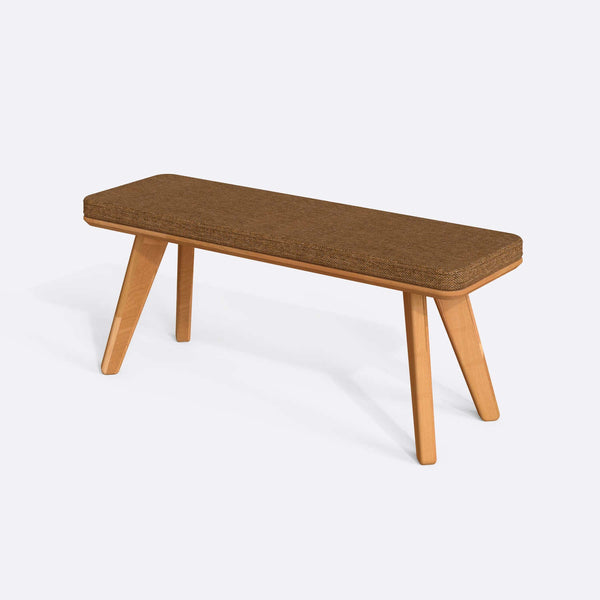Han Bench 120 x 38, badem keten döşeme, masif kayın gövde, beyaz zeminde üç çeyrek açıdan çekim