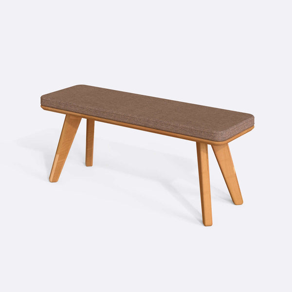 Han Bench 120 x 38, kahve keten döşeme, masif kayın gövde, beyaz zeminde üç çeyrek açıdan çekim