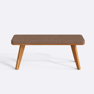 Han Bench 120 x 38, kahve keten döşeme, masif kayın gövde, beyaz zeminde önden stüdyo çekimi