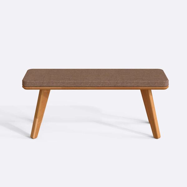 Han Bench 120 x 38, kahve keten döşeme, masif kayın gövde, beyaz zeminde önden stüdyo çekimi