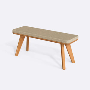 Han Bench 120 x 38, kum keten döşeme, masif kayın gövde, beyaz zeminde üç çeyrek açıdan çekim