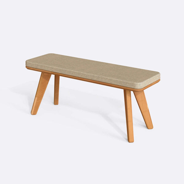 Han Bench 120 x 38, kum keten döşeme, masif kayın gövde, beyaz zeminde üç çeyrek açıdan çekim