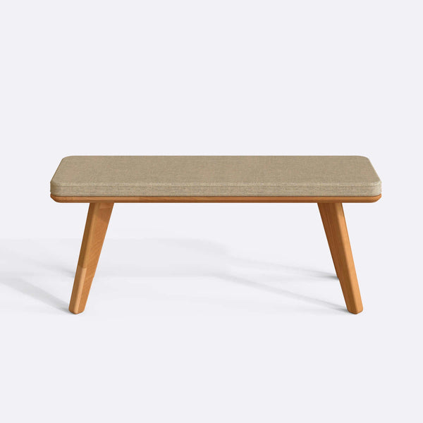 Han Bench 120 x 38, kum keten döşeme, masif kayın gövde, beyaz zeminde önden stüdyo çekimi