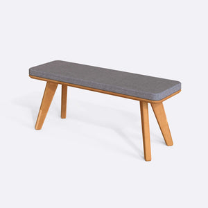 Han Bench 120 x 38, gri keten döşeme, masif kayın gövde, beyaz zeminde üç çeyrek açıdan çekim