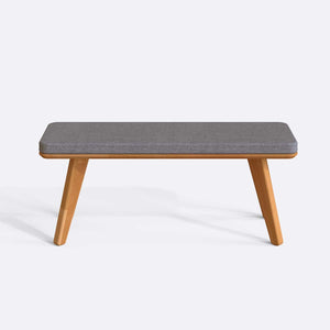 Han Bench 120 x 38, gri keten döşeme, masif kayın gövde, beyaz zeminde önden stüdyo çekimi