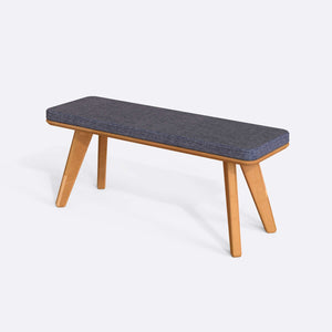 Han Bench 120 x 38, kül keten döşeme, masif kayın gövde, beyaz zeminde üç çeyrek açıdan çekim