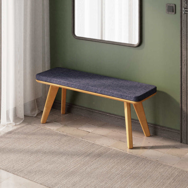 Han Bench 120 x 38, lacivert keten döşeme, masif kayın gövde, ev ortamında kullanım görünümü